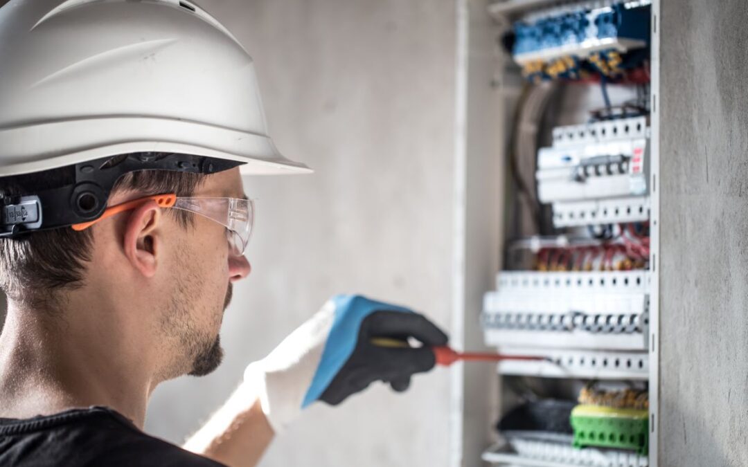 Elektryk 2025: Jakie zarobki świecą najjaśniej w Polsce?
