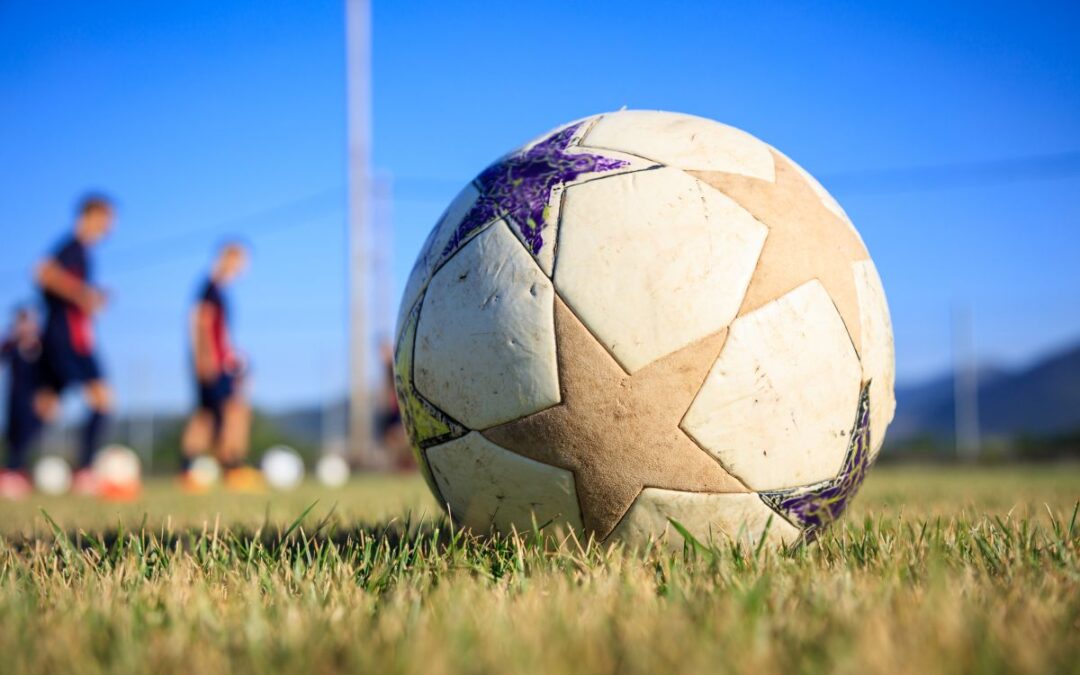 Ile zarabia piłkarz w polskiej lidze i na świecie? Jak wyglądają stawki, ile zarabiają piłkarze Ekstraklasy i najlepiej zarabiający zawodnicy futbolu?