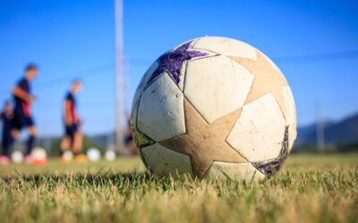 Ile zarabia piłkarz w polskiej lidze i na świecie? Jak wyglądają stawki, ile zarabiają piłkarze Ekstraklasy i najlepiej zarabiający zawodnicy futbolu?