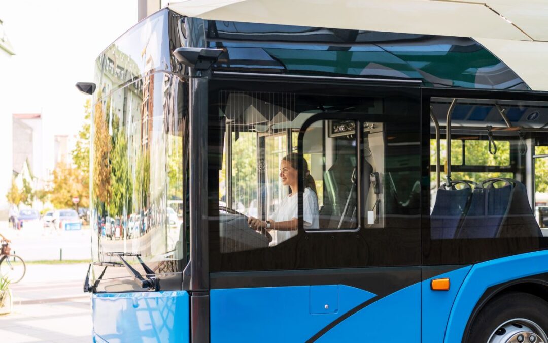 Ile zarabia kierowca autobusu miejskiego w Polsce i za granicą? Sprawdź aktualne stawki i różnice między miastami